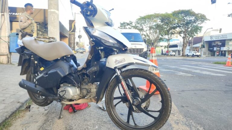Motoboy-morre-apos-ser-atingido-por-carro-em-avenida-de-Feira-de-Santana-foto-Ed-Santos-Acorda-Cidade-1