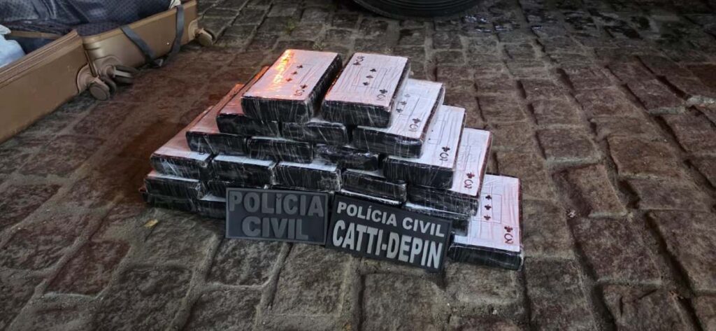 Mulher-e-presa-transportando-26-kg-de-cocaina-avaliados-em-R-13-milhao