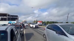 Mulher-morre-apos-colidir-motocicleta-contra-poste-na-estrada-Feira-Sao-Goncalo-foto-reproducao-00