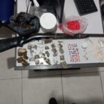 PM-apreende-espingarda-artesanal-e-drogas-em-povoado-de-Santa-Barbara-Foto-Ascom-do-25o-BPM