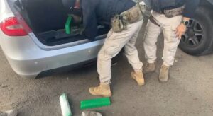PRF-encontra-21-kg-de-drogas-em-compartimento-oculto-de-carro-em-Feira-de-Santana-1