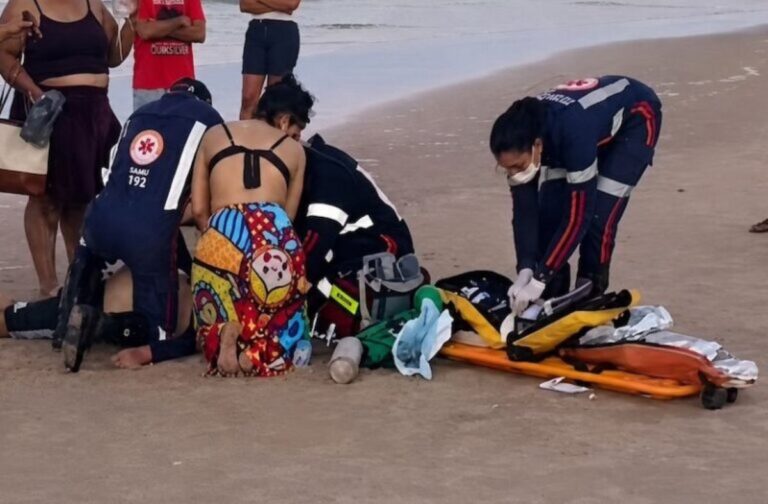 Pai-tenta-salvar-filho-de-afogamento-mas-e-arrastado-pelo-mar-e-morre-em-Ilheus