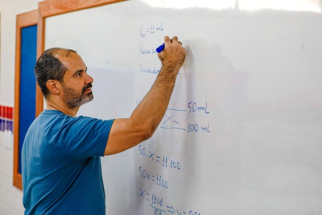 Professor-dando-aula-Foto-ilustrativa-Viviane-Macedo-