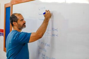 Professor-dando-aula-Foto-ilustrativa-Viviane-Macedo-