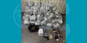 Quase-50-kg-de-drogas-e-simulacro-sao-apreendidos-pela-PM-em-Lauro-de-Freitas-Foto-BPT-RMS