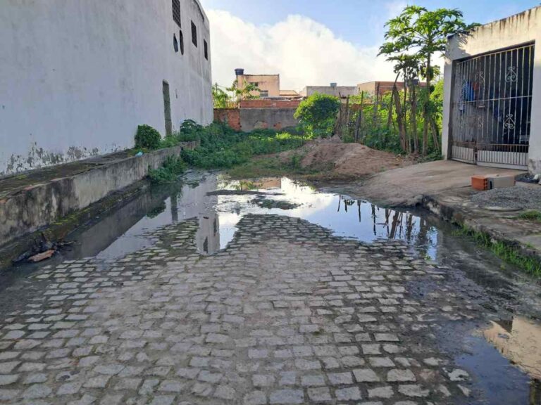 Rede-de-esgoto-estourada-na-Rua-Sao-Martins
