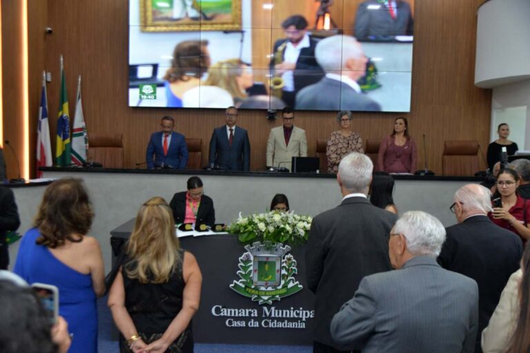 Sessao-solene-comemora-50-anos-da-UEFS-e-entrega-Medalhas-Princesa-do-Sertao-e-Olhos-DAgua-Foto-CMFS-110826