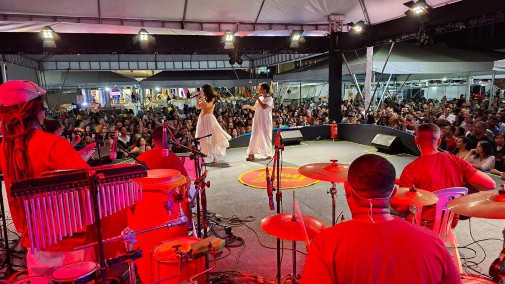 Show-de-Maryzelia-e-Roberta-Sa-Foto-Kaio-Vinicius-Acorda-Cidade-3