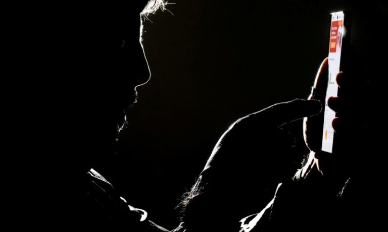 Silhueta-de-pessoa-com-celular-jogando-em-bets-Foto-Joedson-Alves-Agencia-Brasil