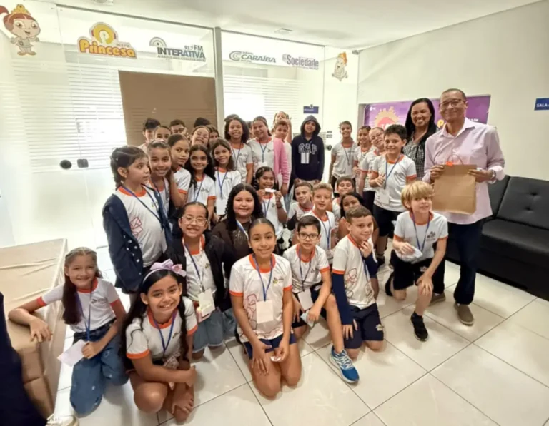 Visita-das-criancas-a-radio-Sociedade-News-FM