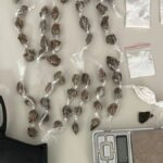 drogas-e-simulacro-de-arama-de-fogo-apreendida-foto-divulgacao-
