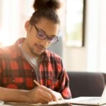 estudando-trabalhando-home-office-estudante-