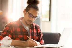 estudando-trabalhando-home-office-estudante-