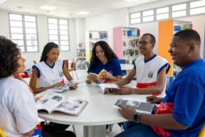 grupo-de-estuantes-amigos-alunos-escola-colegio-foto-Andre-Fofano
