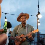 homem-tocando-ukulele-foto-magnifc-musico-cultura-musica-