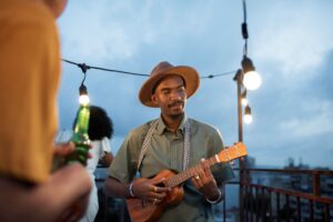 homem-tocando-ukulele-foto-magnifc-musico-cultura-musica-