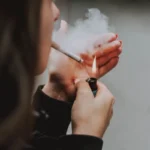 mulher-fumando-ft-magnific