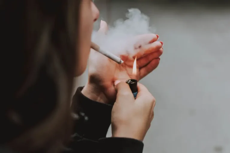mulher-fumando-ft-magnific