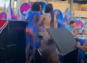 mulheres-seminuas-na-carreata-de-ACM-Neto