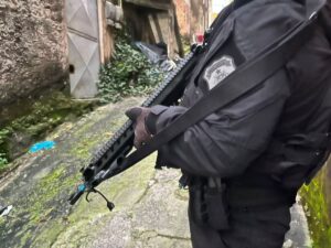 policia-em-cumprimento-de-mandado-de-prisao-