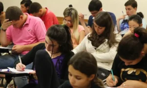 realizando-prova-cnu-vestibular