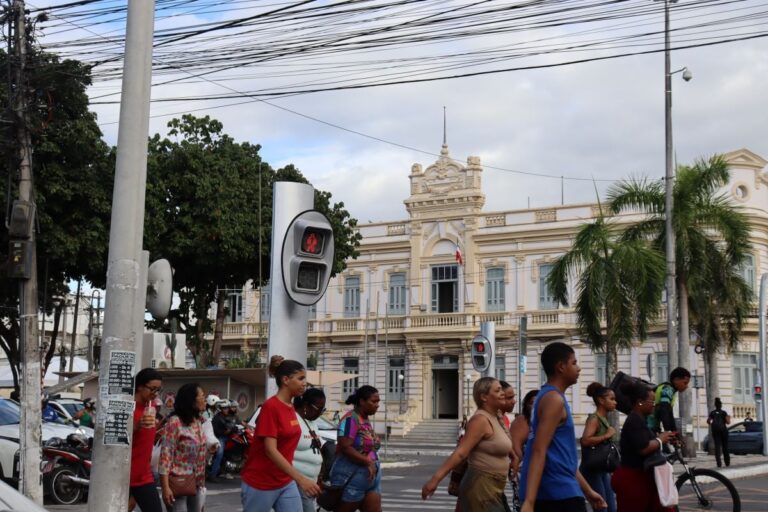 rua-pessoas-andando-caminhado-movimento-centro-prefeitura-sinal-semaforo-governo-Feira-de-Santana-foto-Jefferson-Araujo-Acorda-Cidade-
