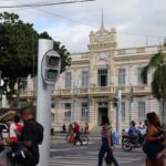 rua-pessoas-andando-caminhado-movimento-centro-prefeitura-sinal-semaforo-governo-Feira-de-Santana-foto-Jefferson-Araujo-Acorda-Cidade-01