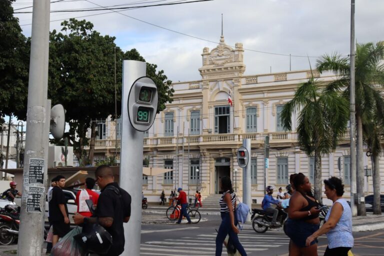 rua-pessoas-andando-caminhado-movimento-centro-prefeitura-sinal-semaforo-governo-Feira-de-Santana-foto-Jefferson-Araujo-Acorda-Cidade-01