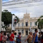 rua-pessoas-andando-caminhado-movimento-centro-prefeitura-sinal-semaforo-governo-Feira-de-Santana-foto-Jefferson-Araujo-Acorda-Cidade-1-2