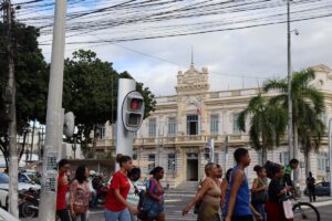 rua-pessoas-andando-caminhado-movimento-centro-prefeitura-sinal-semaforo-governo-Feira-de-Santana-foto-Jefferson-Araujo-Acorda-Cidade-1-2