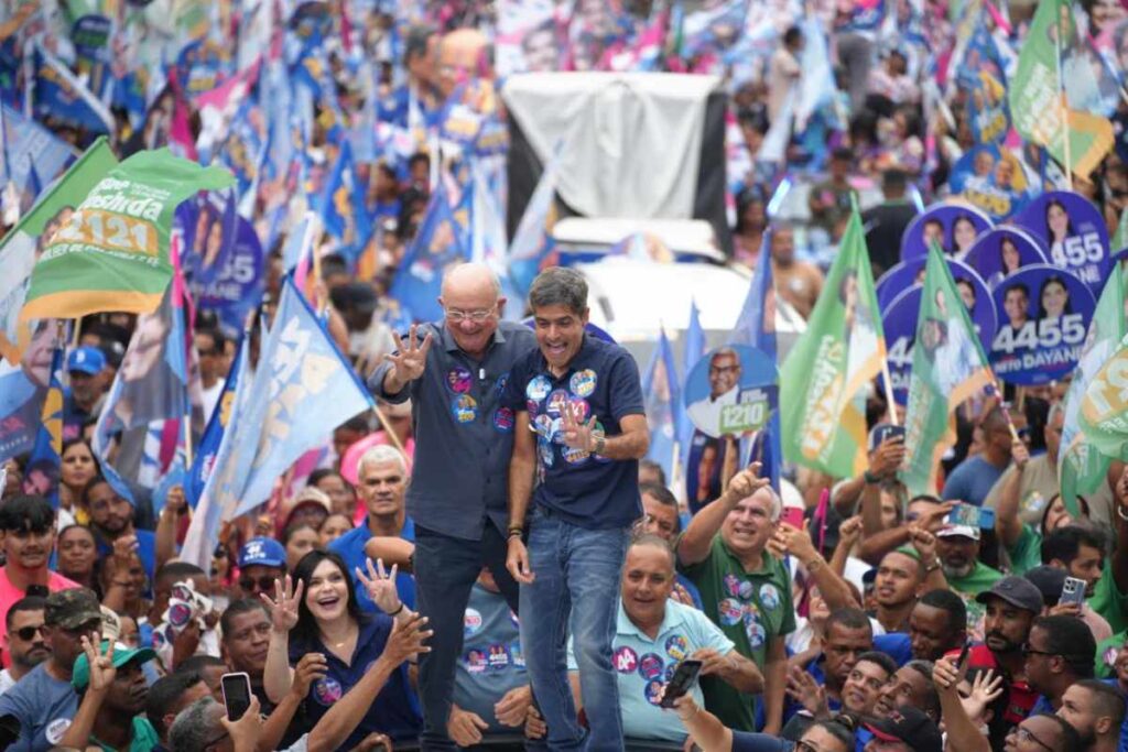 ACM-Neto-durante-caminhada-em-Feira-de-Santana-ao-lado-de-Jose-Ronaldo-Foto-Reproducao