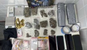 Apos-denuncia-de-entregador-PM-apreende-drogas-no-Campo-Limpo-e-conduz-quatro-a-delegacia-foto-divulgacao-