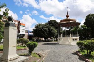 Busto-na-Praca-Froes-da-Mota-Foto-ACM