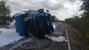 Caminhao-tombado-na-BR-324