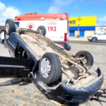 Carro-capota-apos-colidir-com-viatura-da-PM-no-Anel-de-Contorno-em-Feira-de-Santana-Foto-ED-Santos-Acorda-Cidade-2