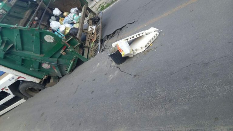 Carro-do-lixo-fica-preso-apos-cair-em-buraco-no-Parque-Ipe-em-Feira-de-Santana-Foto-Enviada-pelo-Whatsapp-2