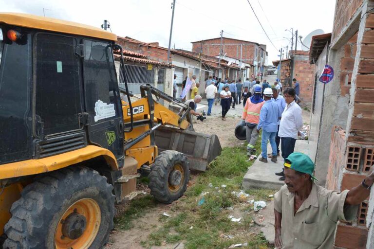 Cinco-ruas-de-Bonfim-de-Feira-recebem-obras-de-drenagem-de-aguas-pluviais-Foto-Jorge-Magalhaes