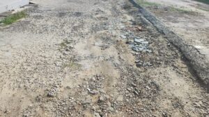 Com-buracos-e-lama-moradores-do-Conjunto-Feira-X-reclamam-de-falta-de-pavimentacao-foto-Ed-Santos-Acorda-Cidade-5