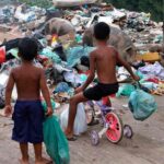 Criancas-em-frente-a-lixo-Foto-Tania-Rego-Agencia-Brasil