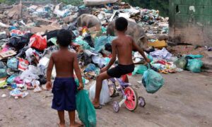 Criancas-em-frente-a-lixo-Foto-Tania-Rego-Agencia-Brasil