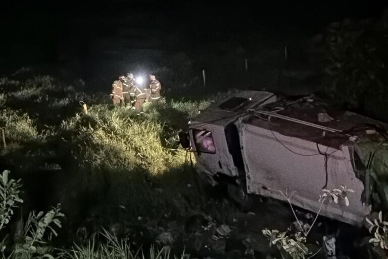 Dois-trabalhadores-morrem-apos-caminhao-tombar-e-cair-em-ribanceira-Foto-Reproducao-Radar-News