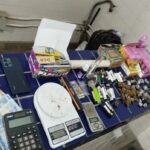 Dupla-e-presa-com-pacotes-de-maconha-e-quase-150-cigarros-eletronicos-foto-divulgacao-