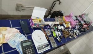 Dupla-e-presa-com-pacotes-de-maconha-e-quase-150-cigarros-eletronicos-foto-divulgacao-