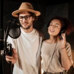 Homem-e-mulher-cantando-Foto-Reproducao-garetsvisual-Magnific-