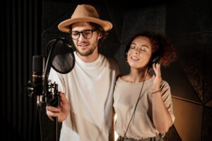 Homem-e-mulher-cantando-Foto-Reproducao-garetsvisual-Magnific-