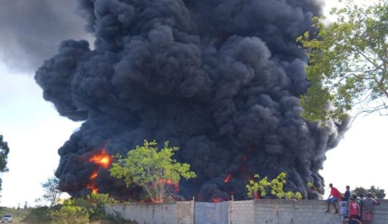 Incendio-em-deposito-em-Vitoria-da-Conquista