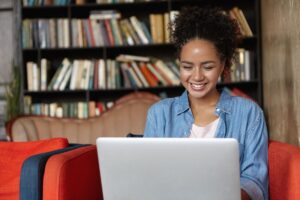 Jovem-usando-notebook-Foto-Divulgacao