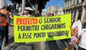 Manifestacao-de-ex-funcionarios-de-empresas-de-onibus-em-Feira-de-Santana-Foto-Paulo-Jose-Acorda-Cidade-1