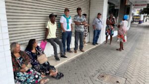 Moradores-enfrentam-fila-desde-a-madrugada-para-retirar-remedios-gratuitos-1