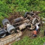 Motorista-fica-ferido-apos-cacamba-cair-de-ponte-na-BR-101-Foto-Reproducao-Ubata-Noticias